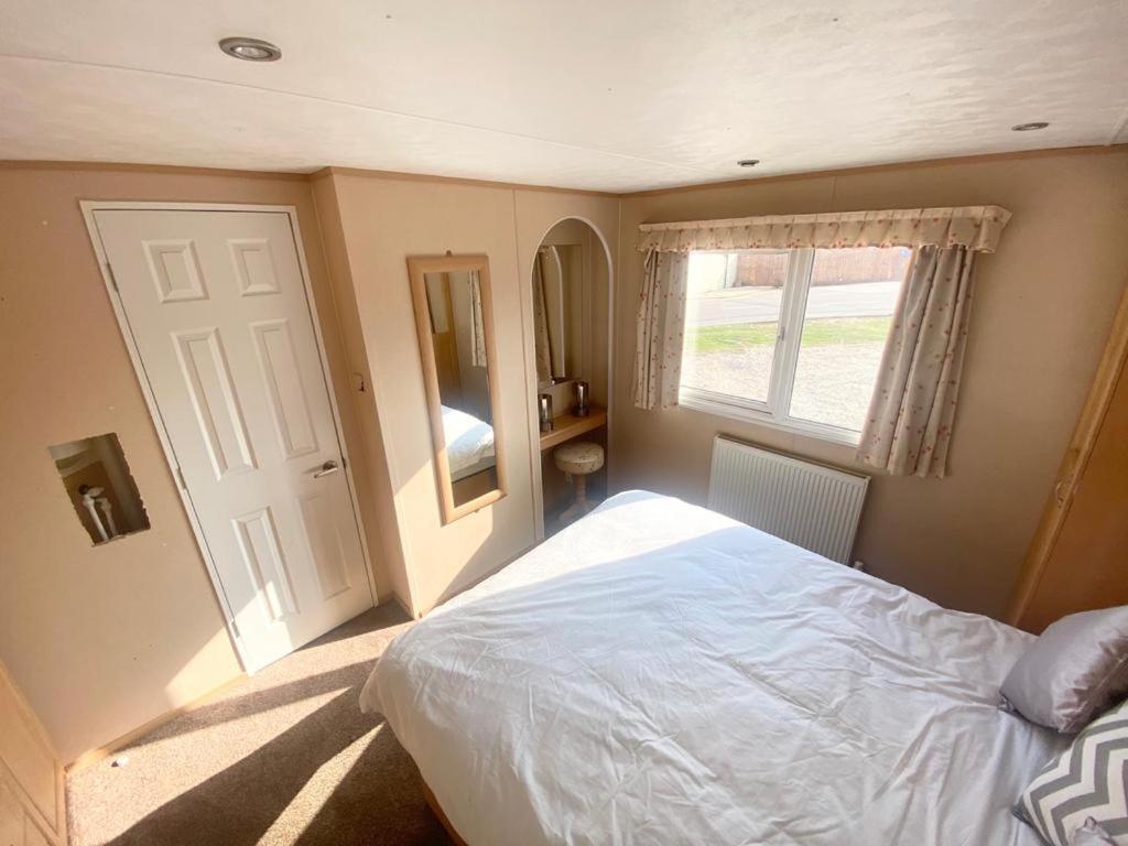 Luxury 2 Bedroom 2 Bathroom Caravan-Small Sofa 1 Pers Saint Osyth Экстерьер фото