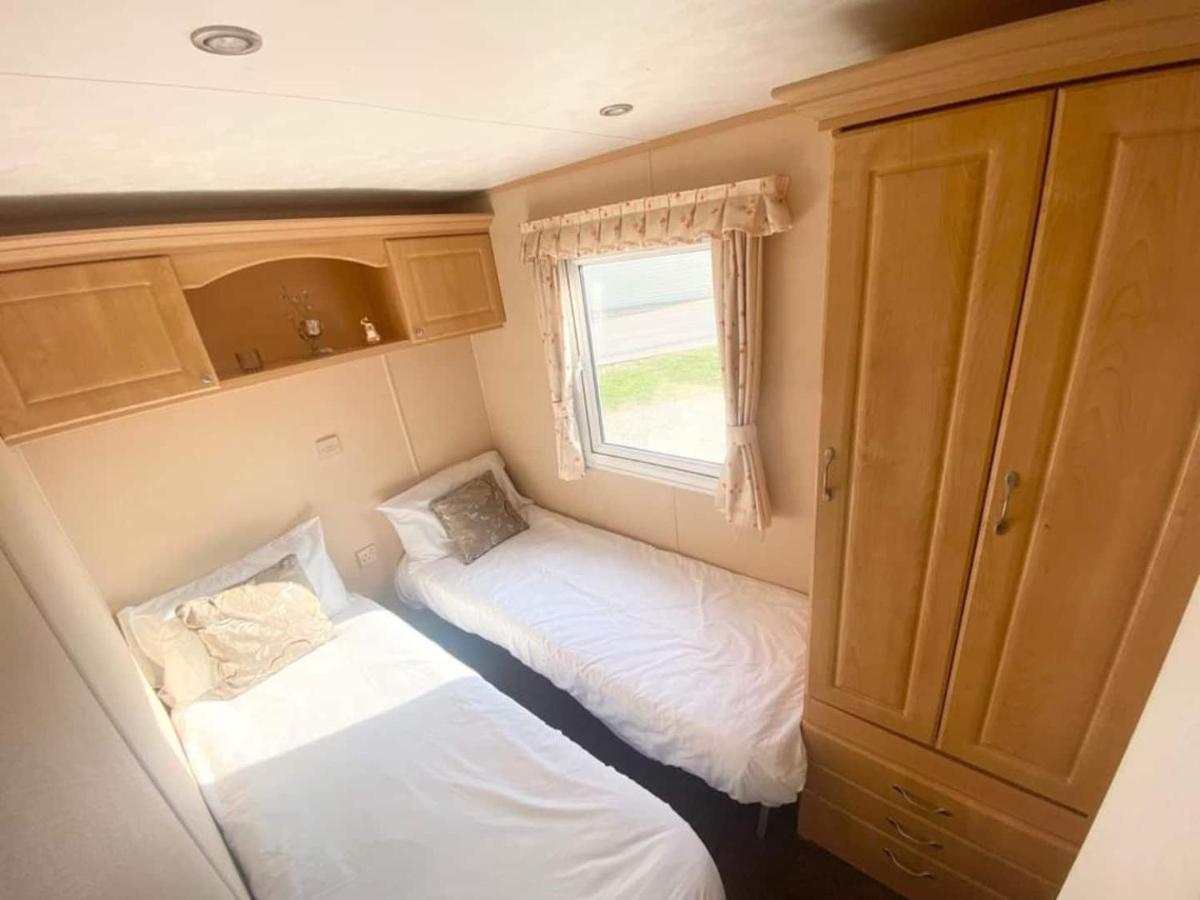 Luxury 2 Bedroom 2 Bathroom Caravan-Small Sofa 1 Pers Saint Osyth Экстерьер фото