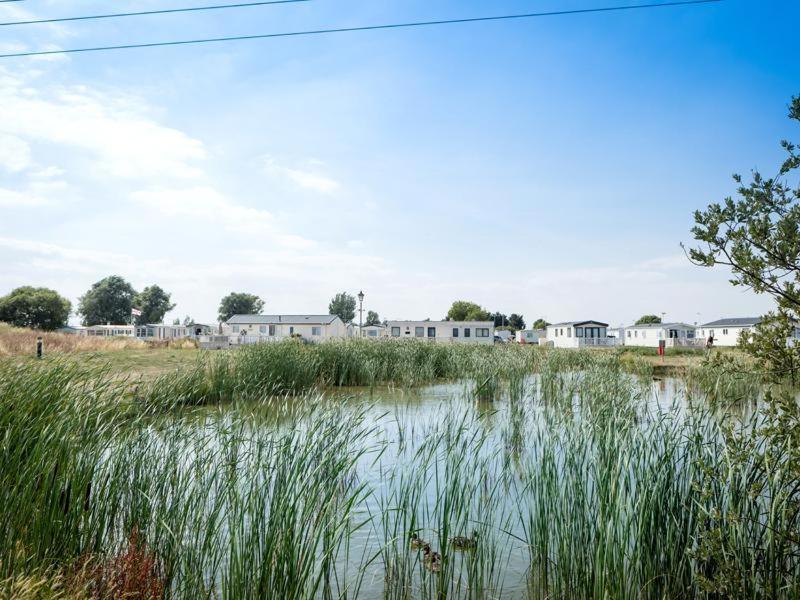 Luxury 2 Bedroom 2 Bathroom Caravan-Small Sofa 1 Pers Saint Osyth Экстерьер фото